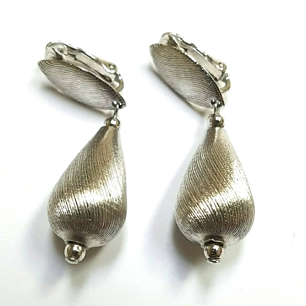 Elegant Sophisticated Sarah Conventry Silver Teardrop Clip-On Earrings - Picture 4 of 9